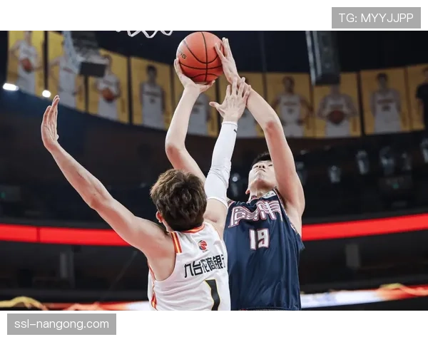 特写：周琦封盖后疑似受伤离场，广东队内线告急陷入苦战