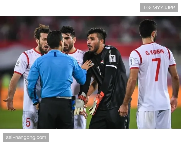 比赛第60分钟，科隆通过一次边路界外球快发完成转换并取得进球