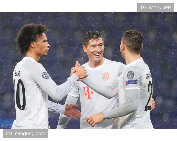 浙江队官方宣布,主力中卫卢卡斯训练中肌肉拉伤,将缺席四周